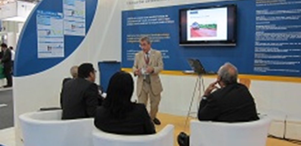 Robert Mesnard (HDMGlobal/EGIS) talking to visitors in the HDM-4 area of the PIARC pavillion in the exhibition hall